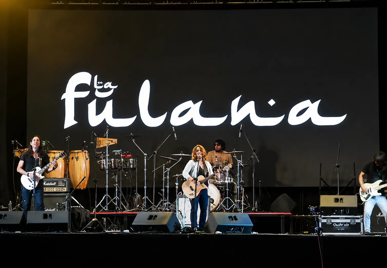 Concierto de La Fulana con pantalla LED de fondo