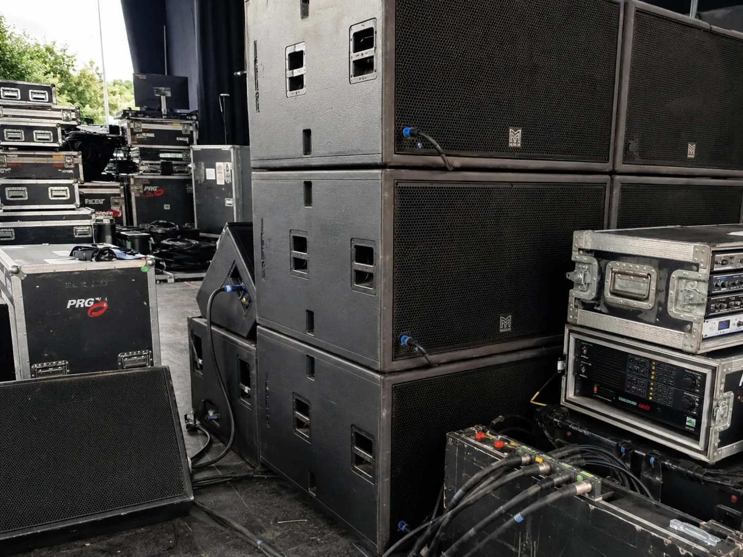 Parlantes y equipos de sonido profesional en concierto