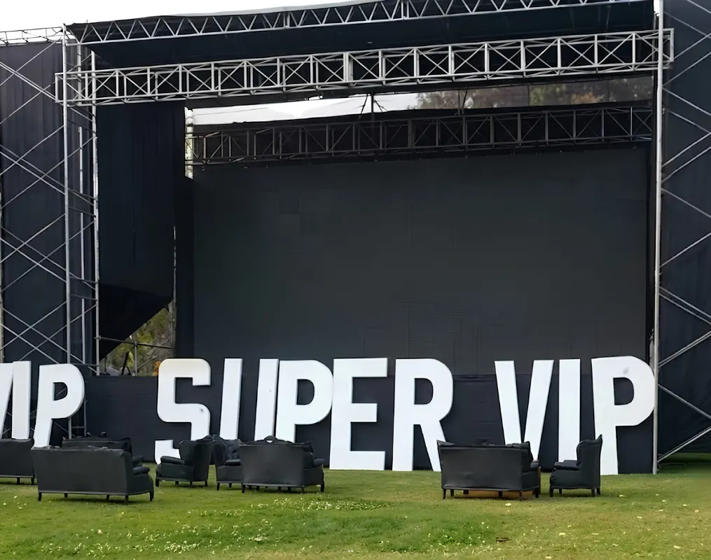 Pantalla LED gigante sobre estructura truss para un concierto al aire libre