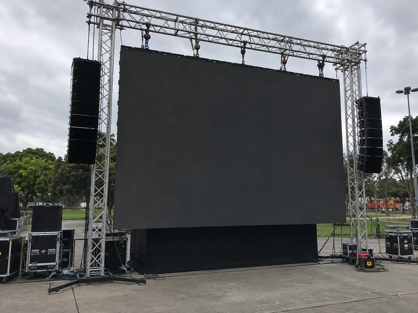 Pantalla LED instalada para evento corporativo en Lima