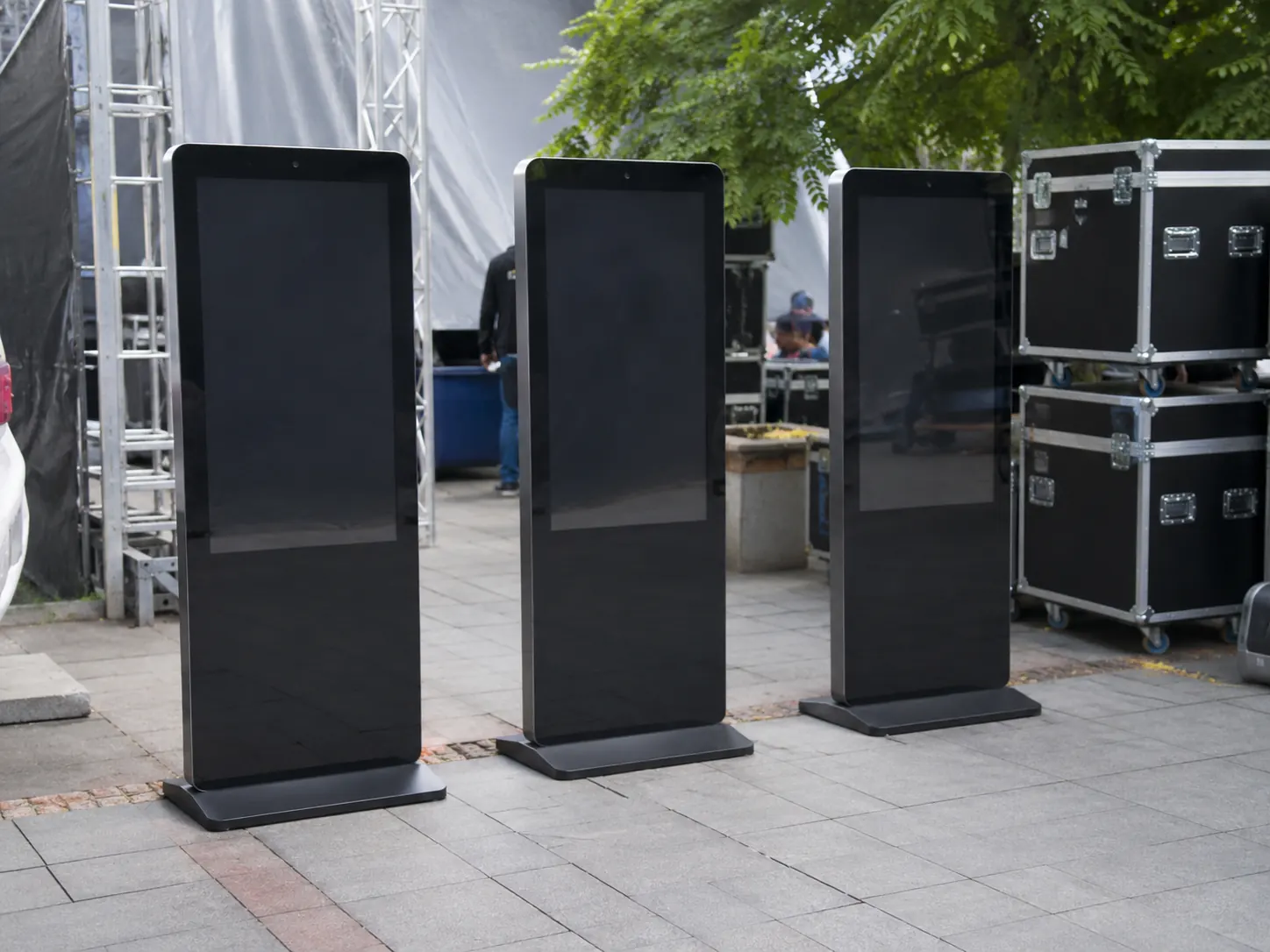 Tótems publicitarios verticales listos para instalarse en un evento